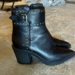 PAIGE LEATHER Boots -6 US .